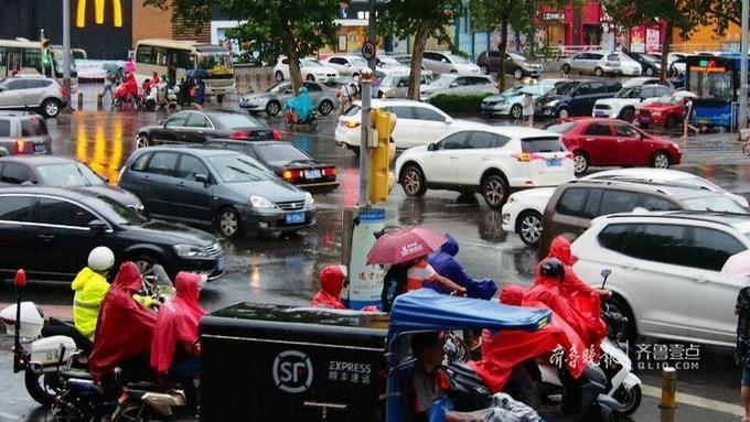 暴雨中人车都往一块凑!济南街头堵瘫了 暴雨中人车都往一块凑!济南街头堵瘫了