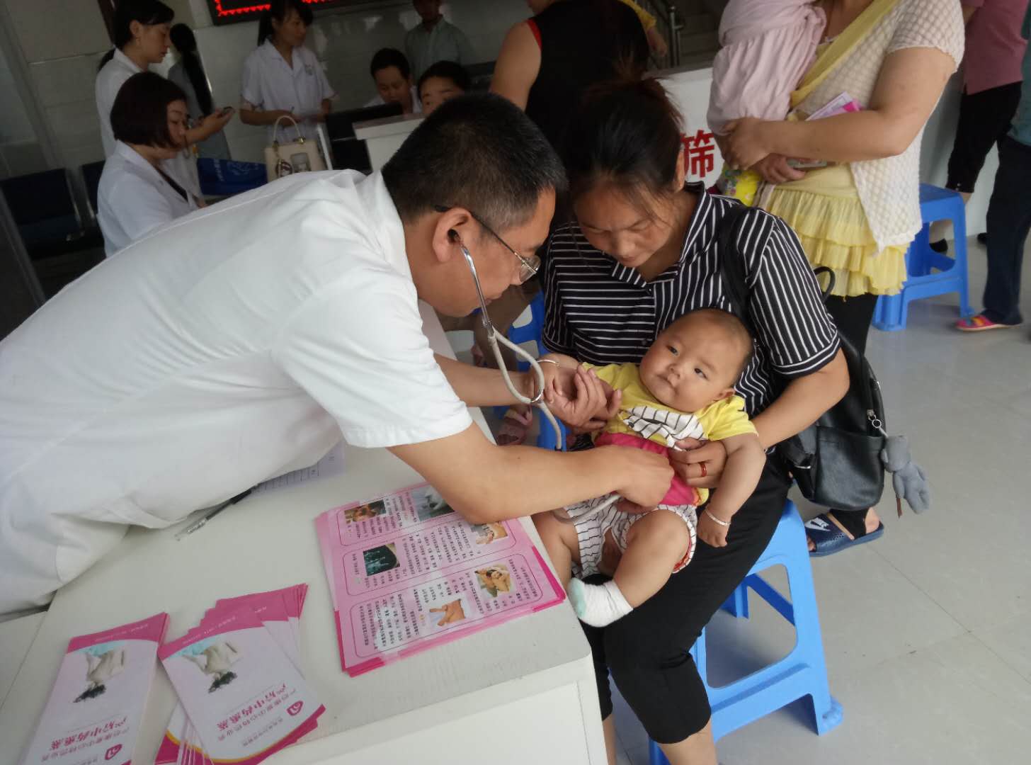 实施妇幼健康服务行动,提升健康扶贫工作水平