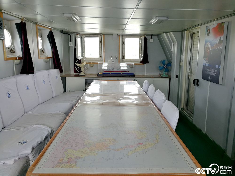 舰上还开放了大会议室、驾驶室、指挥所以及舰长、政委的房间。(记者 袁育堃 报道)