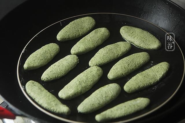 【小提示】:由于簕菜带甘苦味,一定要放糖,喜甜的可以多放些