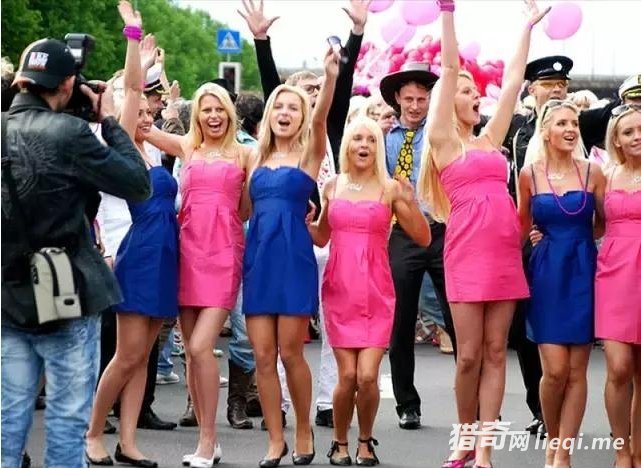 拉脱维亚男女比例悬殊，女性占全国居民的54%，男女比例差别之大稳居世界第一。所以，当地年轻女孩最烦恼的就是婚姻大事。