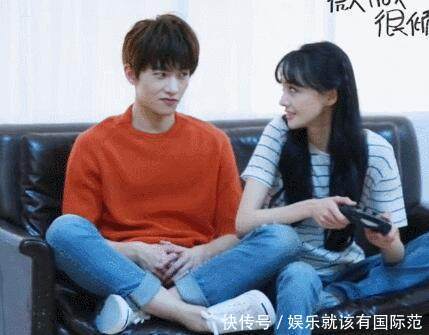 明星在片场休息时李易峰杨幂这样,杨颖抽烟解