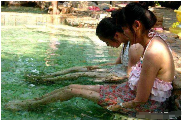 尴尬!女子泡在水里"做鱼疗",小鱼儿钻来钻去,没想到