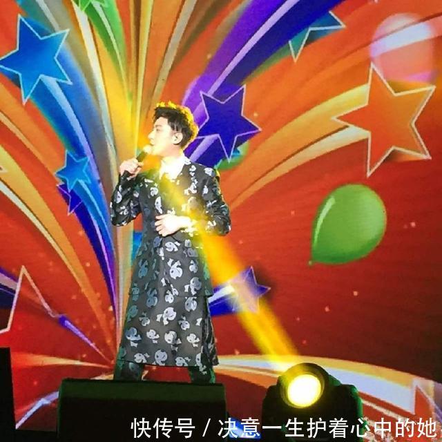 探访乔任梁墓地墓碑,话筒、吉他、鲜花相伴,离