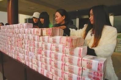 如果有一千万,存进银行一年会有多少利息?够花