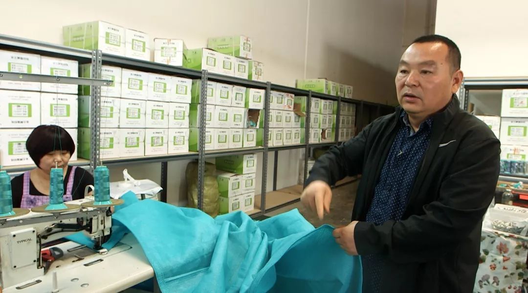 在别处 | 他没有英文基础,但他的遮阳篷销量占全