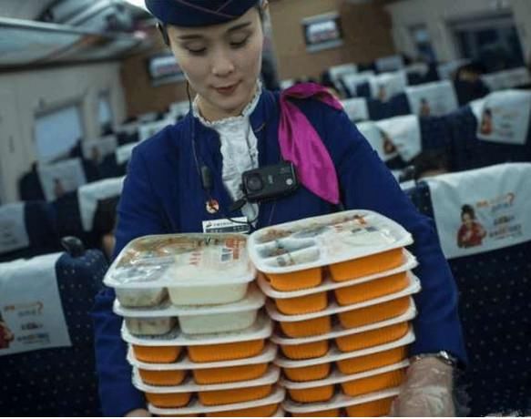 高铁三十元的盒饭,吃完五味杂陈,来看一看这些