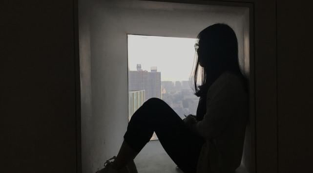 19岁女生跳楼,围观者鼓掌,消防员大哭,女儿我要