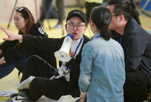 《奔跑吧》总导演竟是88年!声音让观众好奇 《奔跑吧》总导演竟是88年!声音让观众好奇