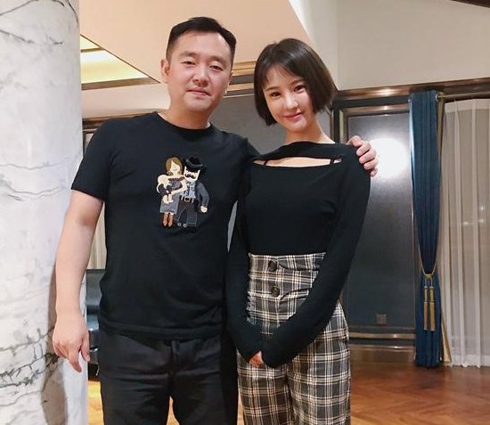 孔令辉时隔一年再亮相,金牌教头改行卖药,与美女合影疑似新女友