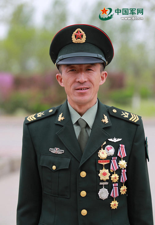 穆永厚，山西朔州人，1972年5月出生，1990年12月入伍，一级军士长，原第26集团军某陆航团机务一中队空勤机械师。先后参加1998年抗洪抢险救灾、2008年汶川抗震救灾、青岛奥帆赛安保及航拍、国庆60周年首都阅兵等10多次全军以上大项活动，被上级表彰为陆航部队“机务标兵”“装备保障标兵”，被国家林业部表彰为“林业部先进个人”，荣获“全军士官优秀人才二等奖”，荣立二等功1次、三等功4次。