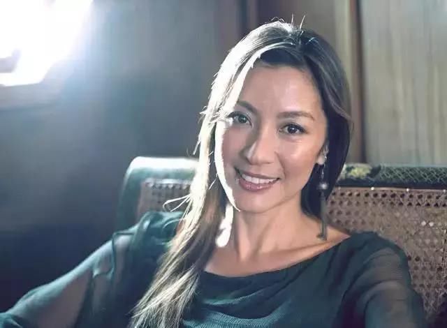 母亲差点嫁给李泽楷,她拥大长腿还是哈佛高材