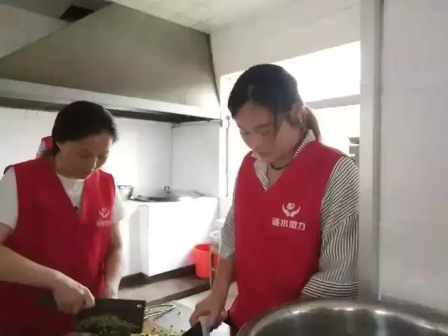 涟水微力志愿者携手爱心商家走进敬老院慰问五