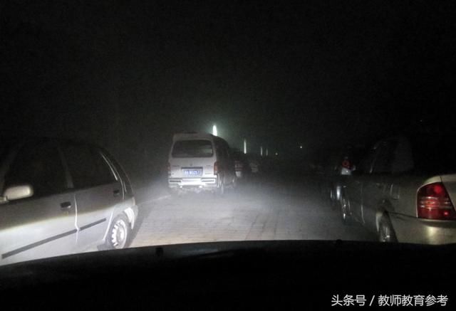 为迎接检查,校长连夜组织教师刷墙,第二天受到