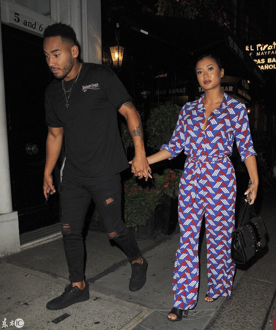 英国爱情岛女星卡斯克罗斯利碎花套装,演绎初