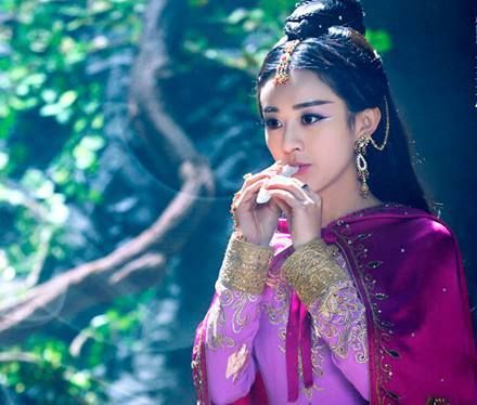 《蜀山战纪》中饰演的玉无心款款造型都让她颜值达到巅峰,这款紫衣