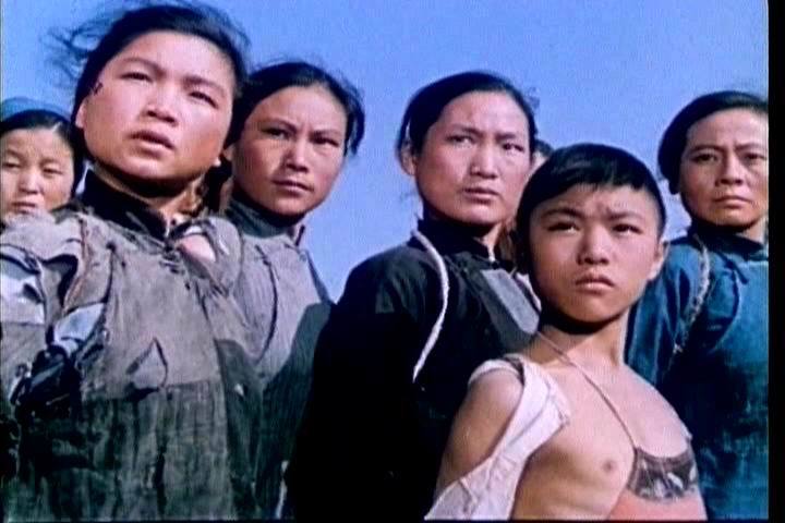 在掩护乡亲时,她不幸身陷敌手。彭霸天抓来韩母(刘淑琪饰),企图以母女之情软化韩英,韩英大义凛然地表达了自己献出生命都不会投降的高尚情操。但刘闯在失去与领导联络的险恶环境中,开始有些急躁频频出击。这时,敌人派遣特务王金标(彭洪钧饰)作内线,妄图伏击赤卫队,同时又欲处死韩英,张副官闻讯后,冒险救出韩英,自己不幸殉难。韩英脱险返队后当即处决叛徒,并配合红军主力,一举消灭白极会与保安团。终于使在第二次国内革命战争时期,洪湖赤卫队在保卫湘鄂西革命根据地红色政权的战斗中屡建功勋。
该片曾于1962年获第一届《大众电影》百花奖最佳音乐奖。