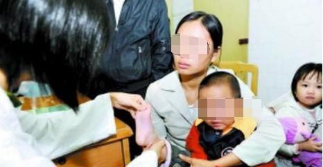 4岁的孩子指着脚趾大哭,老师脱下袜子一看,连