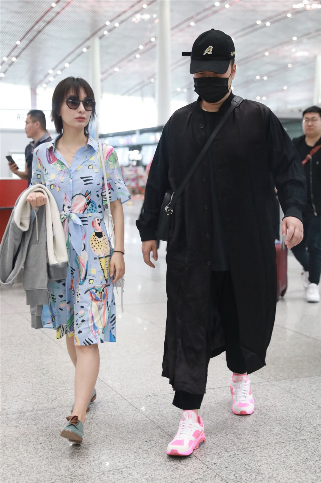 胖子杜海涛穿粉色鞋,吴昕穿花睡衣,两人现身机