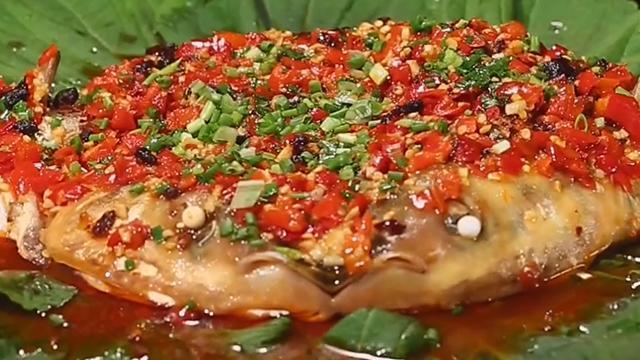 湖南名菜剁椒鱼头 肉香四溢辣味十足
