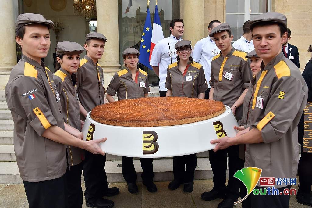 马克龙参加主显节切蛋糕仪式 爱妻亲自操刀