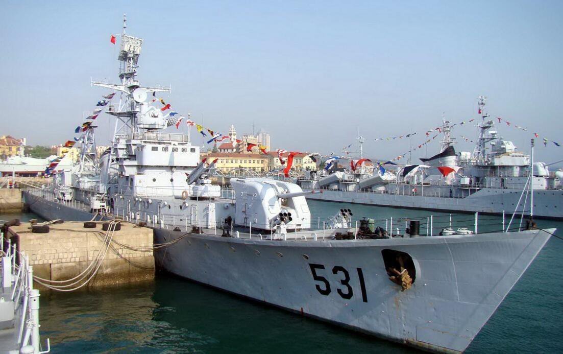 成为我国第一艘防空导弹护卫舰