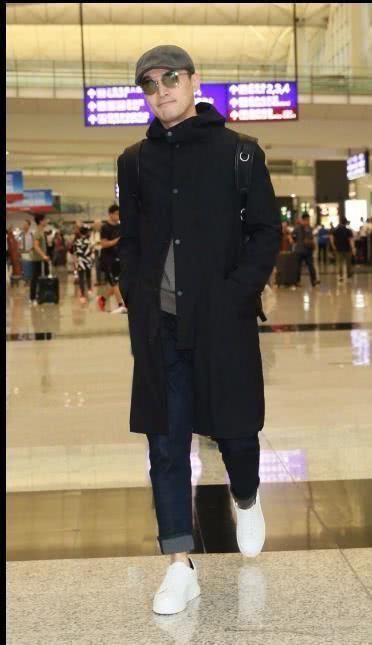 网友:国民老公 胡歌 现身机场,表情如此淡定酷毙