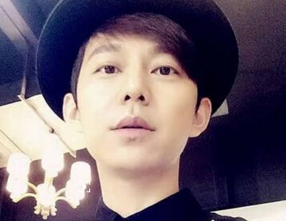 何炅微博回应天价T恤事件,网友:天价又怎样,5年