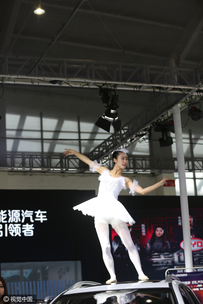 最有创意非这位莫属，车模在车顶跳天鹅湖，吸引买家关注。