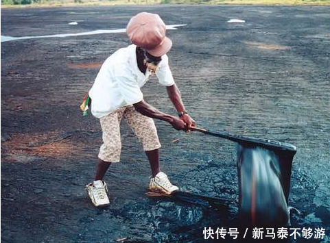 界最奇葩的一个湖,没有水,里面的东西像石油,游