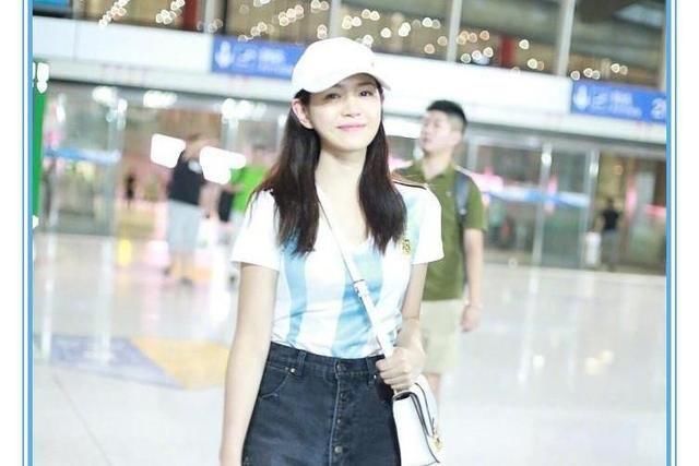 陈妍希越来越少女了!T恤配短裤大秀长腿,网友