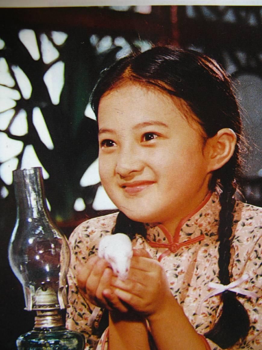 在8岁时就已经是红遍大江南北,她就是饰演"小婉君"的金铭