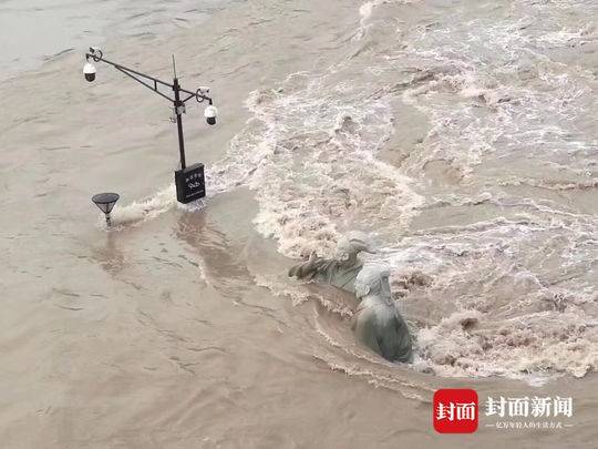 随着岷江水位不断上涨，该雕塑逐渐被淹，仅有头部露出水面，最后完全被江水淹没。