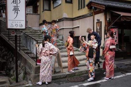 日本人怎么看中国游客穿和服到处拍照?并不引