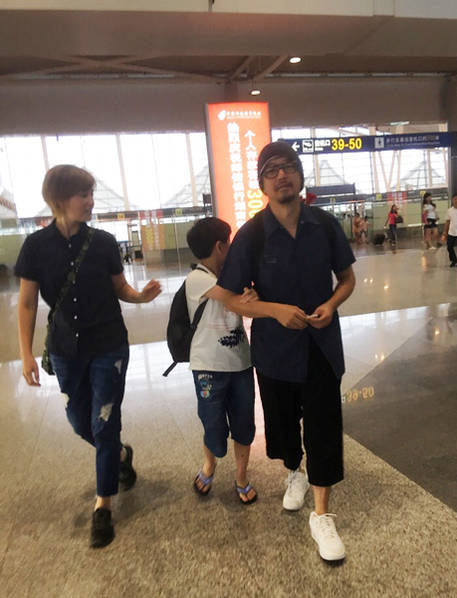 张锦程妻子张延,著名影视演员、电视节目主持人,出生在古城西安,中国第一代现代舞演员。最著名形象为电视剧《粉红女郎》中的男人婆。《粉红女郎》里的“男人婆”现实生活里竟和“傅老大”成亲了,不少网友对此表示惊喜。