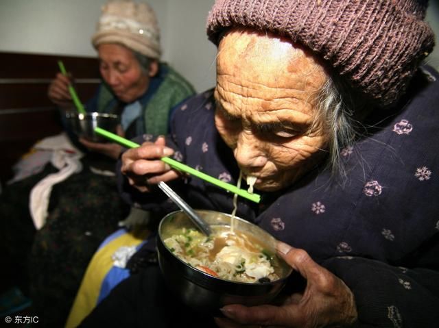 老人把财产都留给儿子,女儿能拒绝赡养老人吗