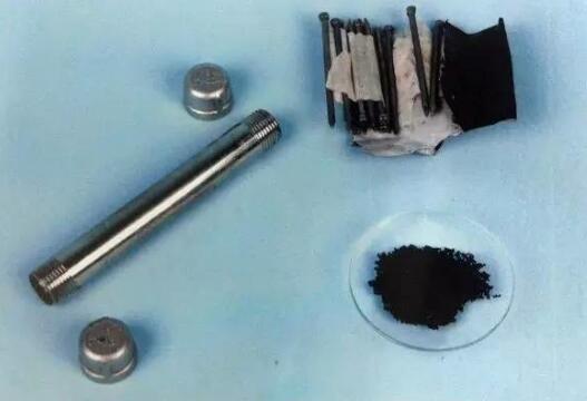 英警方在校园查获数千件武器:熊孩子带武士刀上学 英警方在校园查获数千件武器:熊孩子带武士刀上学