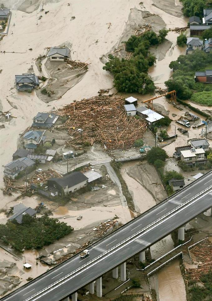 创纪录暴雨急袭 日本多地变身一片泽国