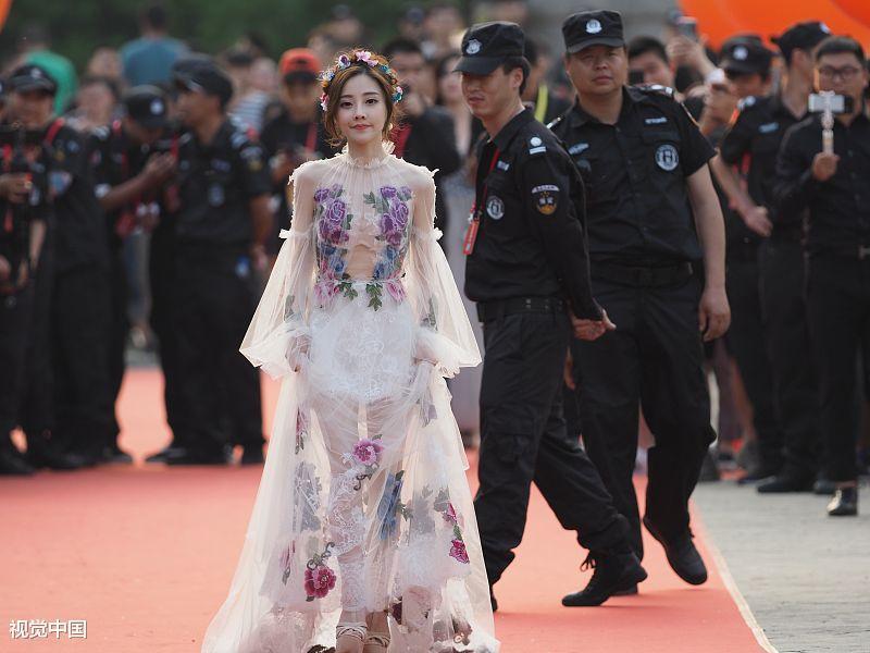 网红四大长腿,代古拉K次位,温婉不行?网友:撩不