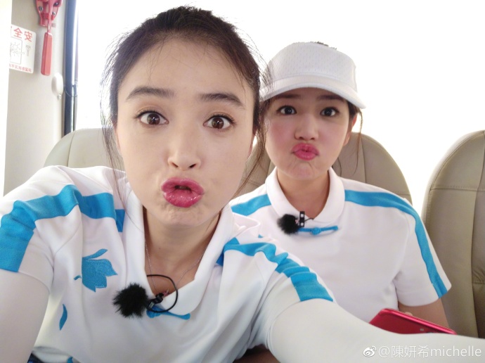 陈妍希晒和蒋欣宋茜唐艺昕自拍 女星同框自拍亮点多