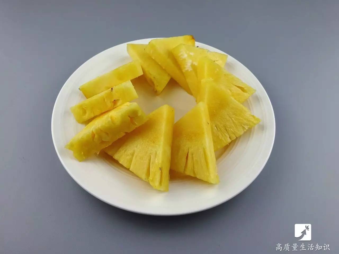 菠萝去皮竟这么简单,不用一分钟全变菠萝块!