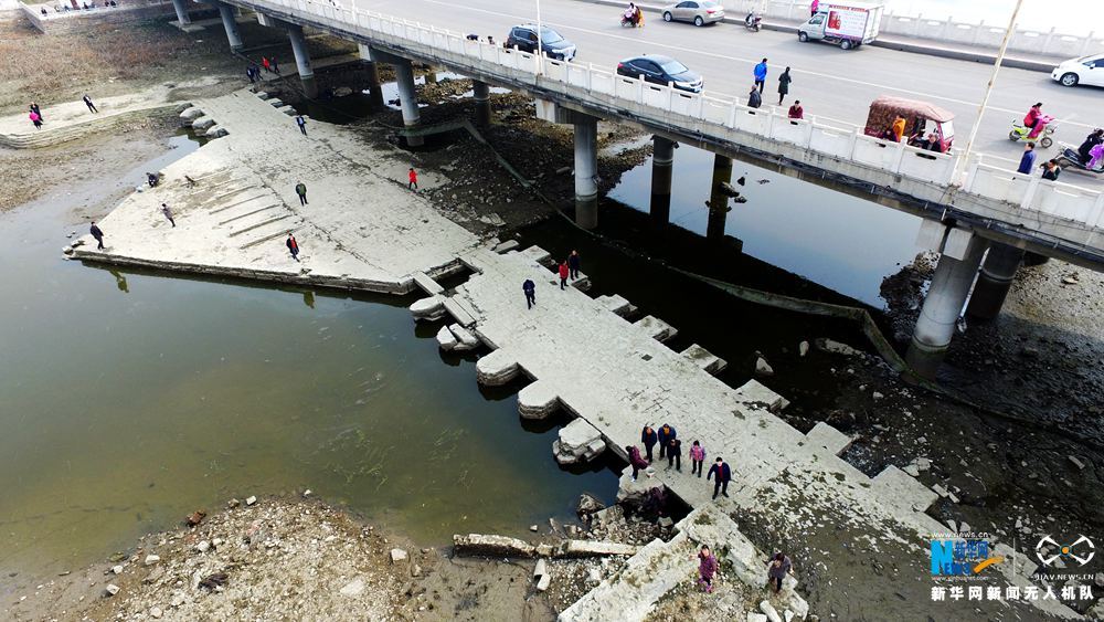 2月28日,颍河开闸放水,在无人机的镜头下,明代清颍桥遗址"浮出水面".