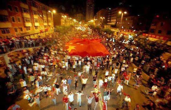 那年国足进了世界杯,球迷庆祝成一片,以为是开