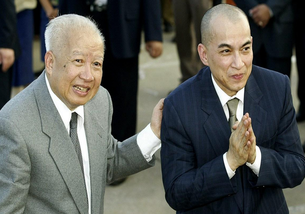 1970年，朗诺—施里玛达集团发动军事政变，西哈努克流亡中国。1993年，在国际社会干预下，西哈努克第二次成为柬埔寨国王。2004年他由于健康原因，传王位于其子西哈莫尼。2012年10月15日凌晨，西哈努克在京逝世，终年90岁。图为2004年的西哈努克与儿子西哈莫尼。新华社发
