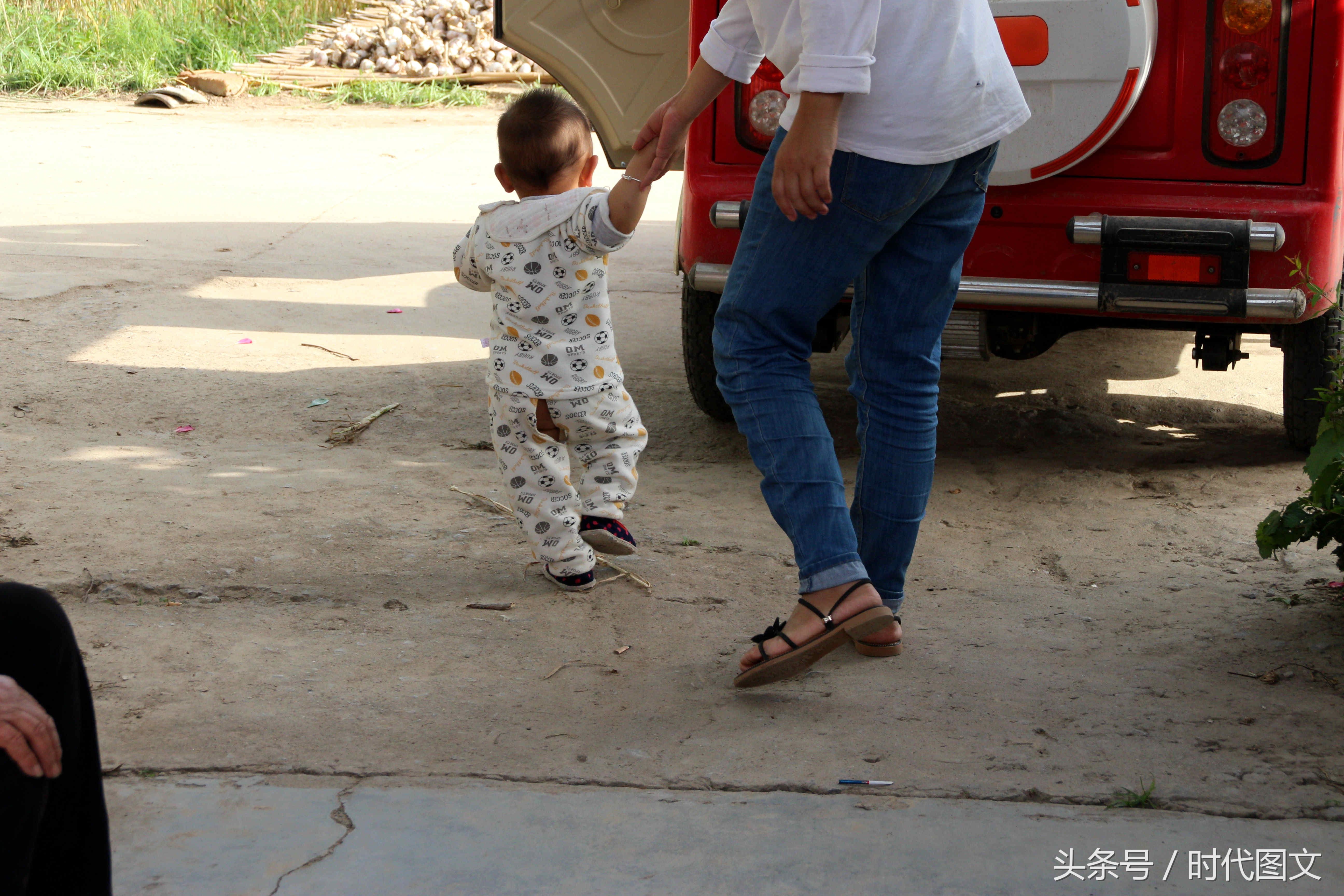 孩子学走路时,农村老人说要往两脚之间剁三刀