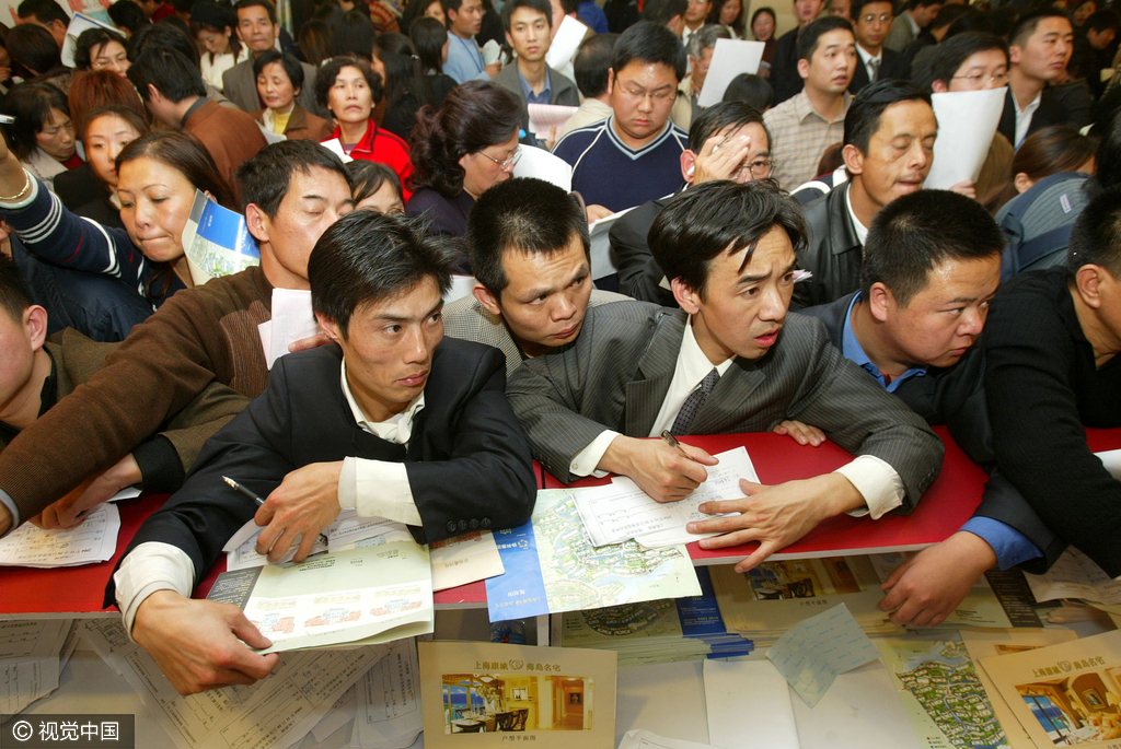 2004年11月20日，上海西南地区莘庄上海康城一早迎来千余市民排队等候购房。