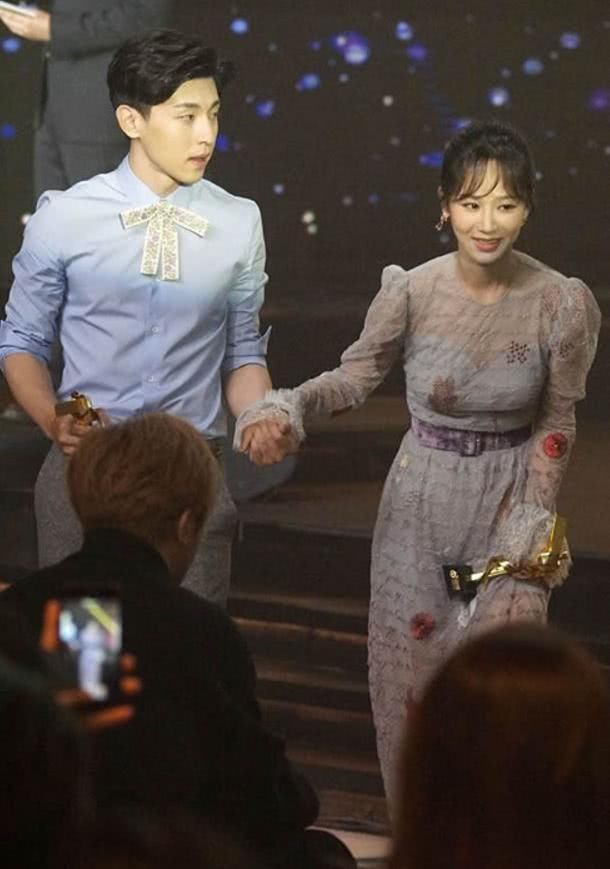 杨紫邓伦牵手十指相扣亮瞎眼,男友秦俊杰看到