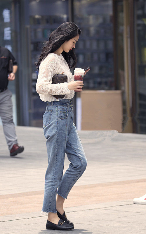 成都街拍:欧美蛋糕裙高腰荷叶边搭配黑色一字