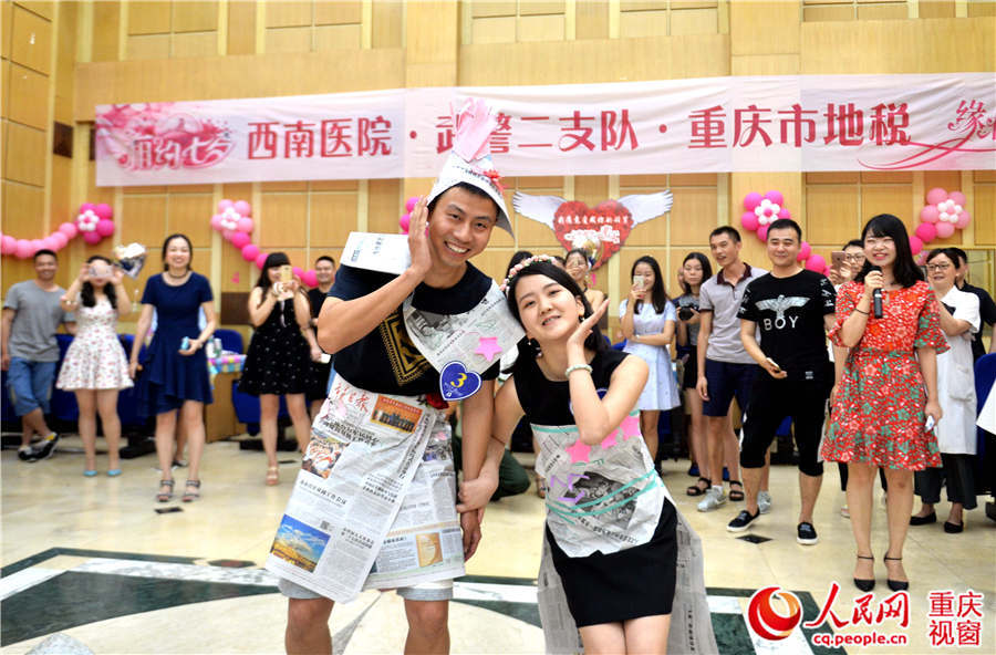 来自基层一线的20名单身警官、士官长和52名地税、医院男女欢聚西南医院礼堂,共寻良缘。