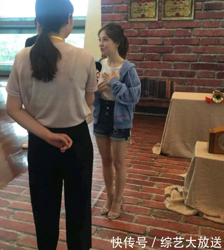 冯提莫身高靠硬撑,一米四还是一米五?看完这张